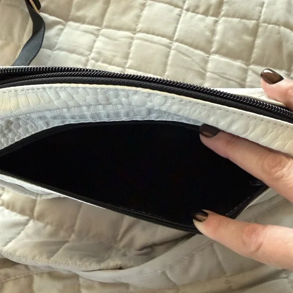 NWOT Official Makeup Junkie Uptown White Crossbody Croc-Embossed Bag! - Picture 3 of 5